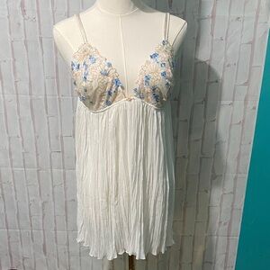 Victoria’s Secret Wildflower Chiffon Pleated Babydoll Lingerie/Nightgown size M
